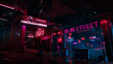 Cyberpunk 2077 sistem gereksinimleri rehberi için neon ışıklı gece şehri