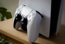 PSN cüzdan yükleme rehberi için PlayStation 5 konsolu ve DualSense kolu