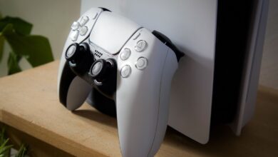 PSN cüzdan yükleme rehberi için PlayStation 5 konsolu ve DualSense kolu