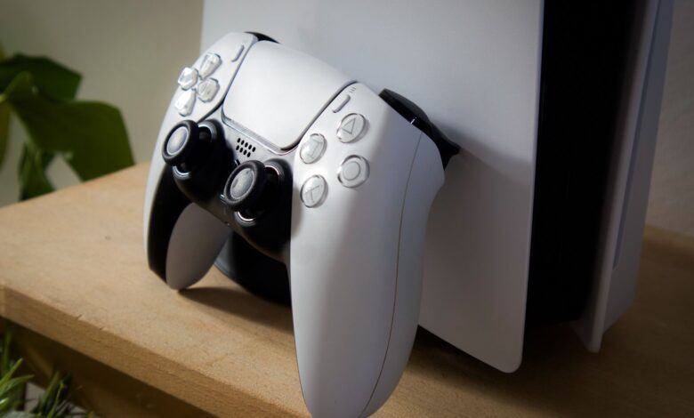 PSN cüzdan yükleme rehberi için PlayStation 5 konsolu ve DualSense kolu