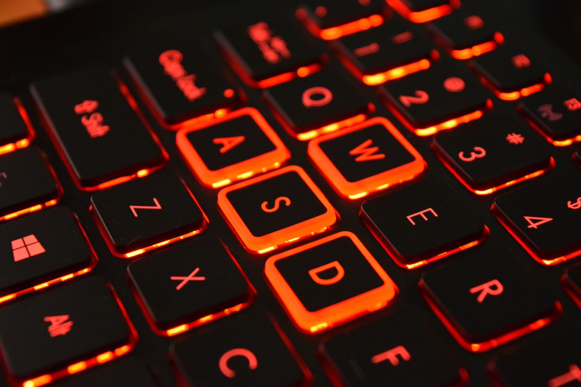 Epic Games bedava oyunlar indirmek için oyuncu klavyesi ve oyun kurulumu