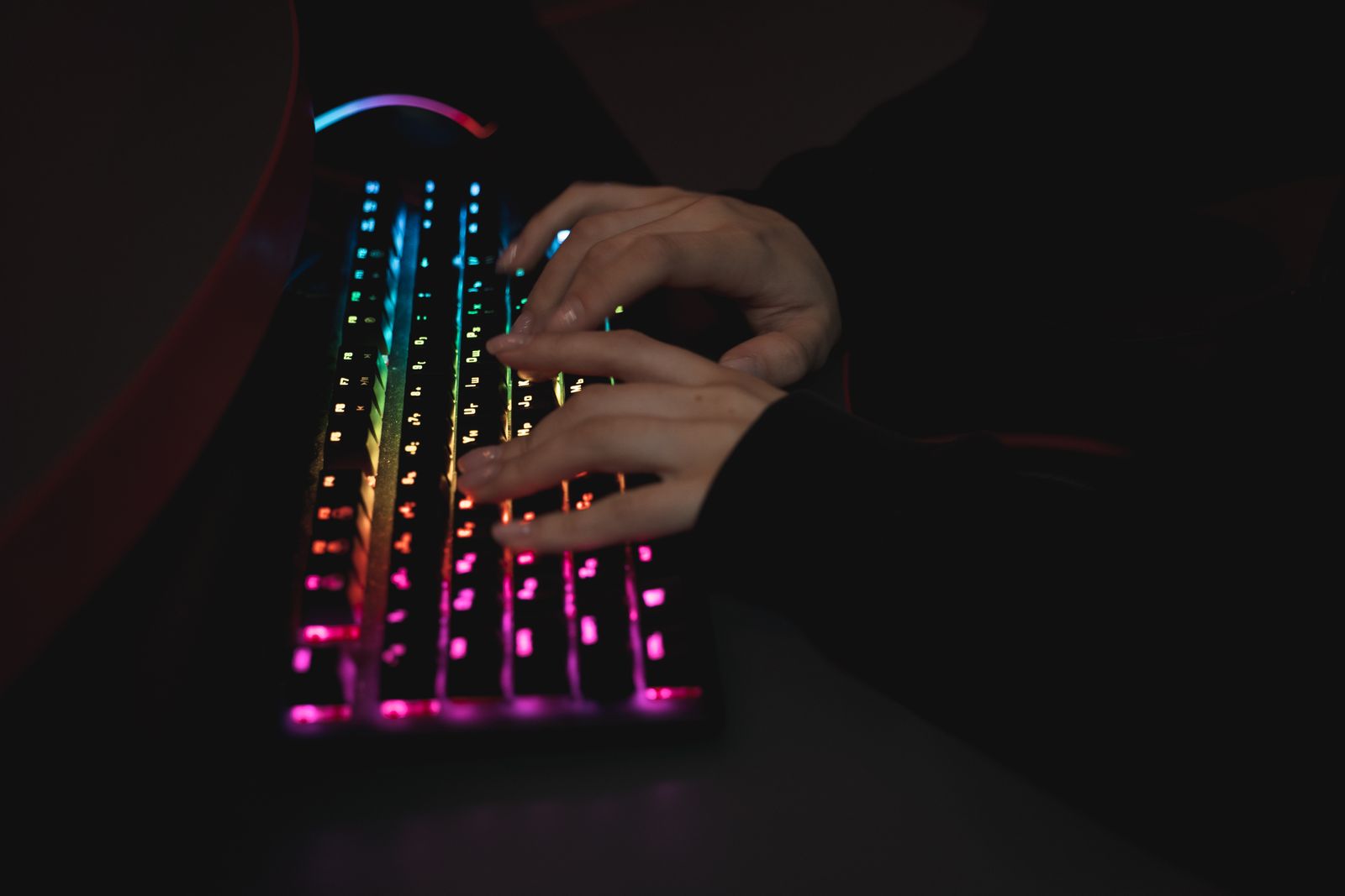 PC oyunları için en iyi Cyberpunk 2077 grafik ayarlarını yapan oyuncunun RGB klavyesi