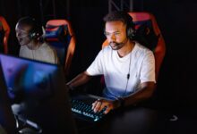 Epic Games bedava oyunlar oynayan bir oyuncu bilgisayar başında