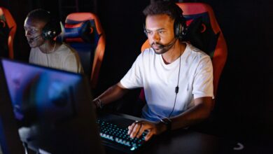 Epic Games bedava oyunlar oynayan bir oyuncu bilgisayar başında