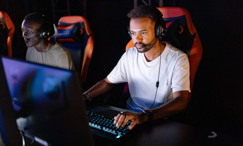 Epic Games bedava oyunlar oynayan bir oyuncu bilgisayar başında
