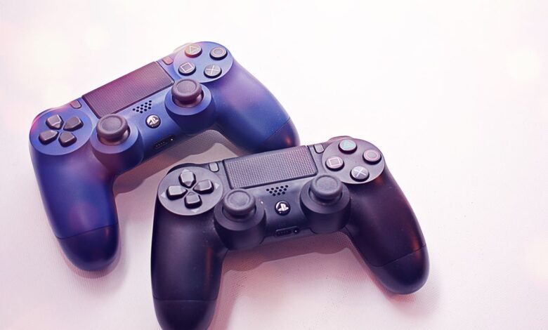 PS Plus paketleri ile uyumlu PlayStation kablosuz oyun kolu