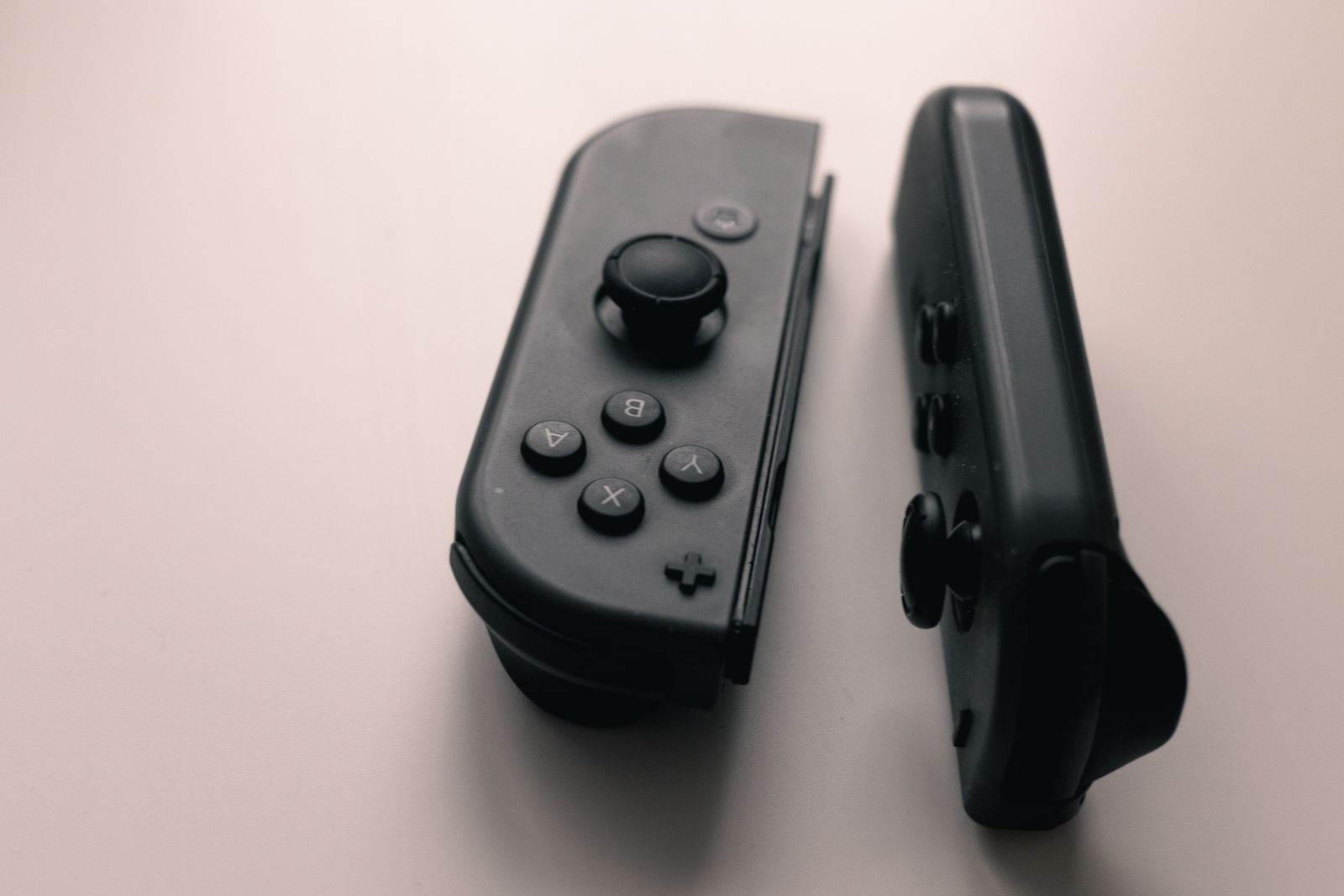 Oyun kolu ile PS5 oyunları oynayan oyuncu, konsol deneyimi