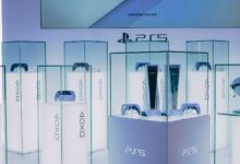 PS5 mi PC mi karşılaştırması için PlayStation 5 oyun konsolu ve kolu