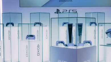 PS5 mi PC mi karşılaştırması için PlayStation 5 oyun konsolu ve kolu
