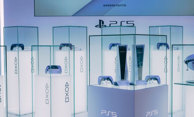 PS5 mi PC mi karşılaştırması için PlayStation 5 oyun konsolu ve kolu