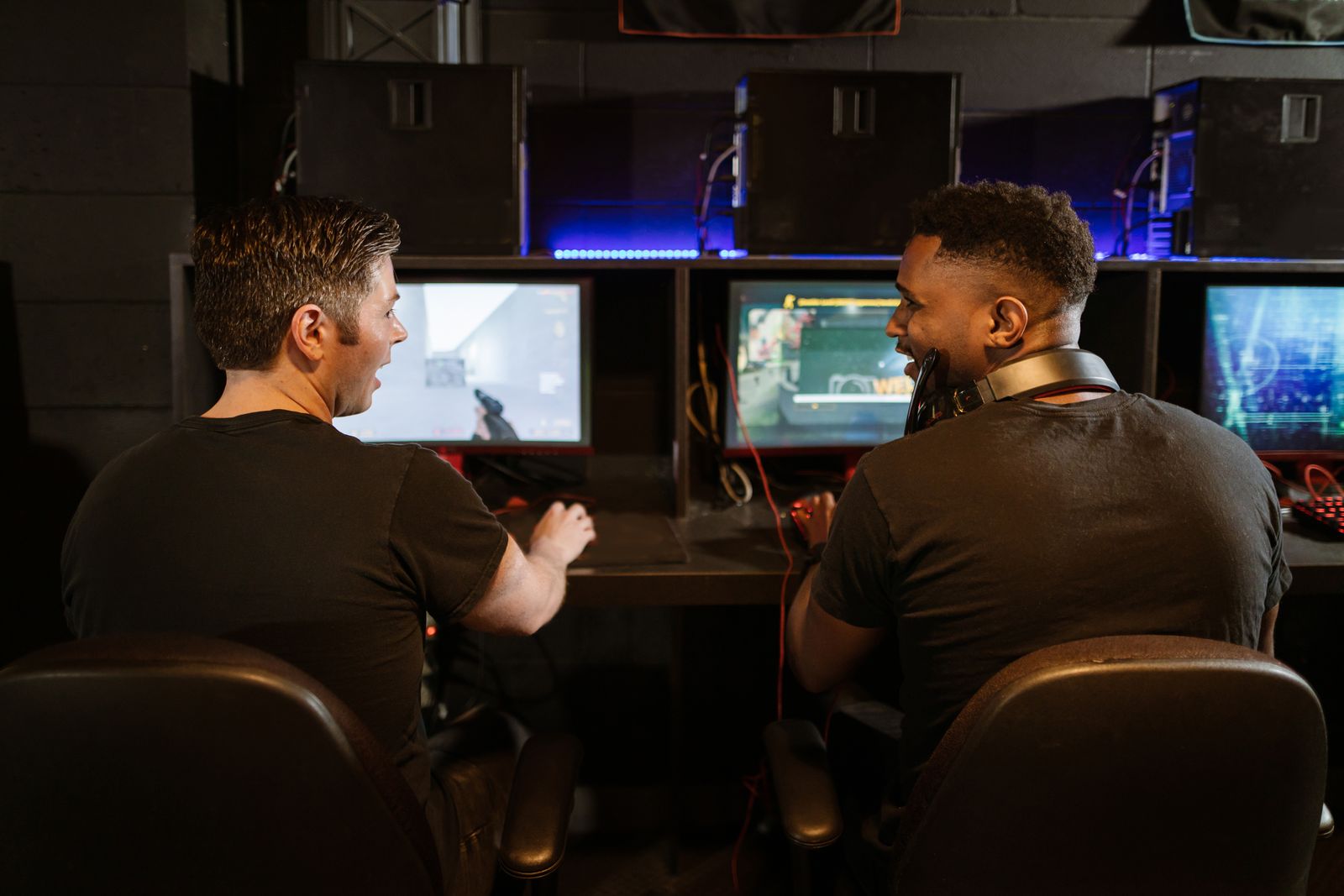 Oyun PC'si kurulumu: PS5 mi PC mi kararında PC tarafını temsil eden masaüstü oyun bilgisayarı