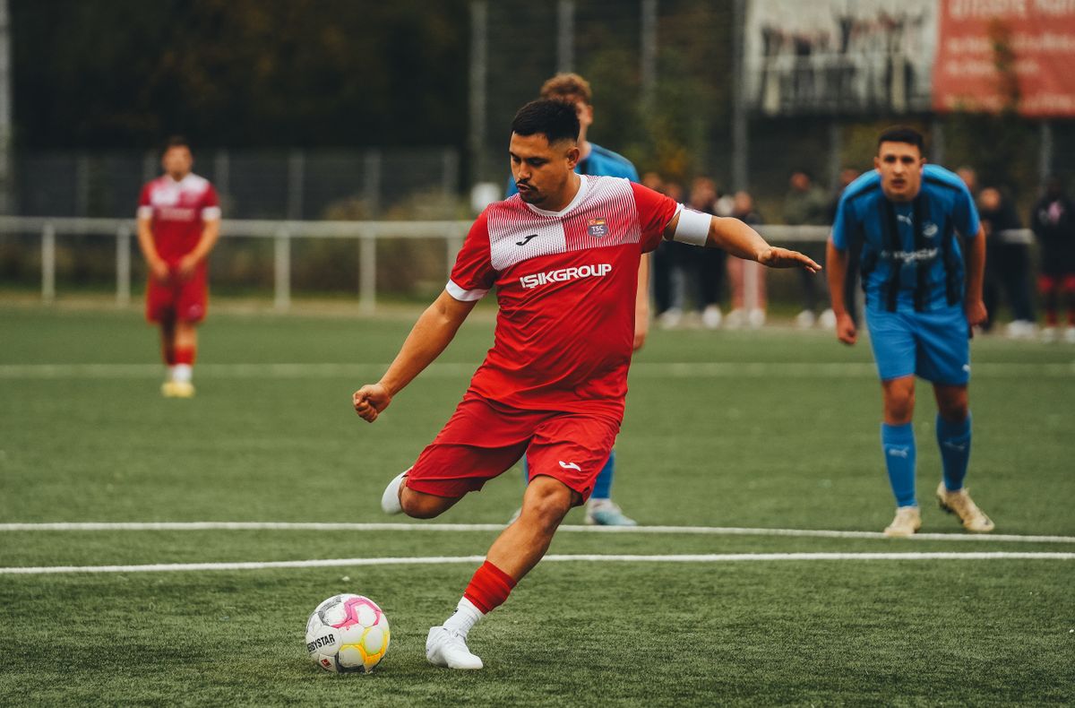 FC 27 sahada aksiyon halinde futbolcu