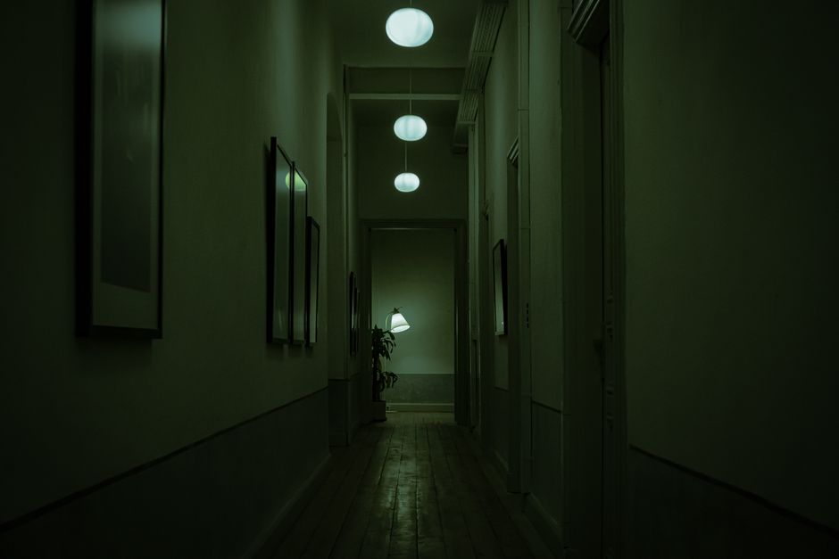 Resident Evil Requiem survival horror karanlık koridor sahnesi