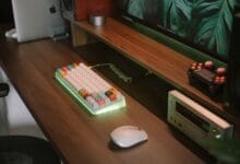 CSFloat ve CS2 skin satışı için bilgisayar başında bir oyuncu