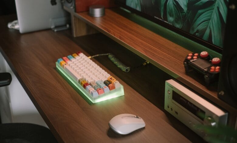 CSFloat ve CS2 skin satışı için bilgisayar başında bir oyuncu